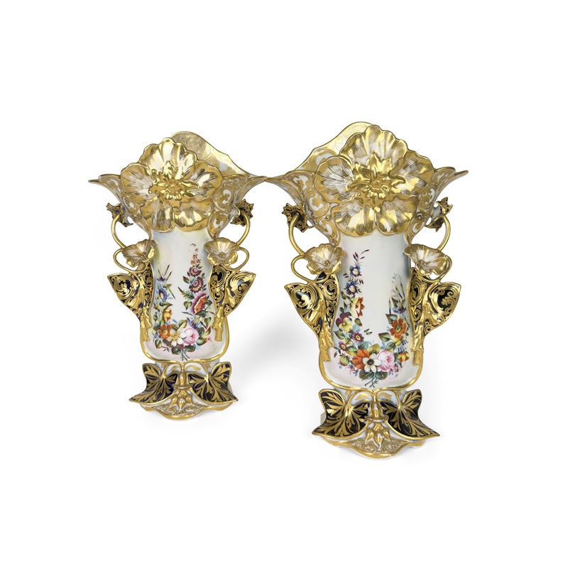 Coppia di vasi a cartoccio in porcellana bianca, dorata e policroma, Francia, XIX secolo