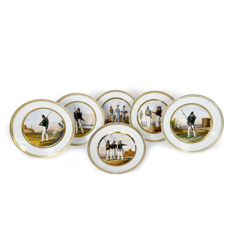 Sei piatti in porcellana bianca, dorata e policroma, XIX secolo
