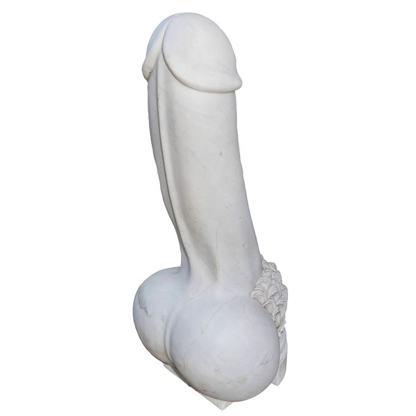 Grande fallo in marmo bianco