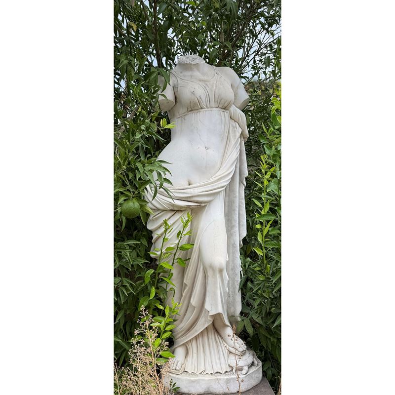 Vestale, scultura in marmo bianco alta 158 cm