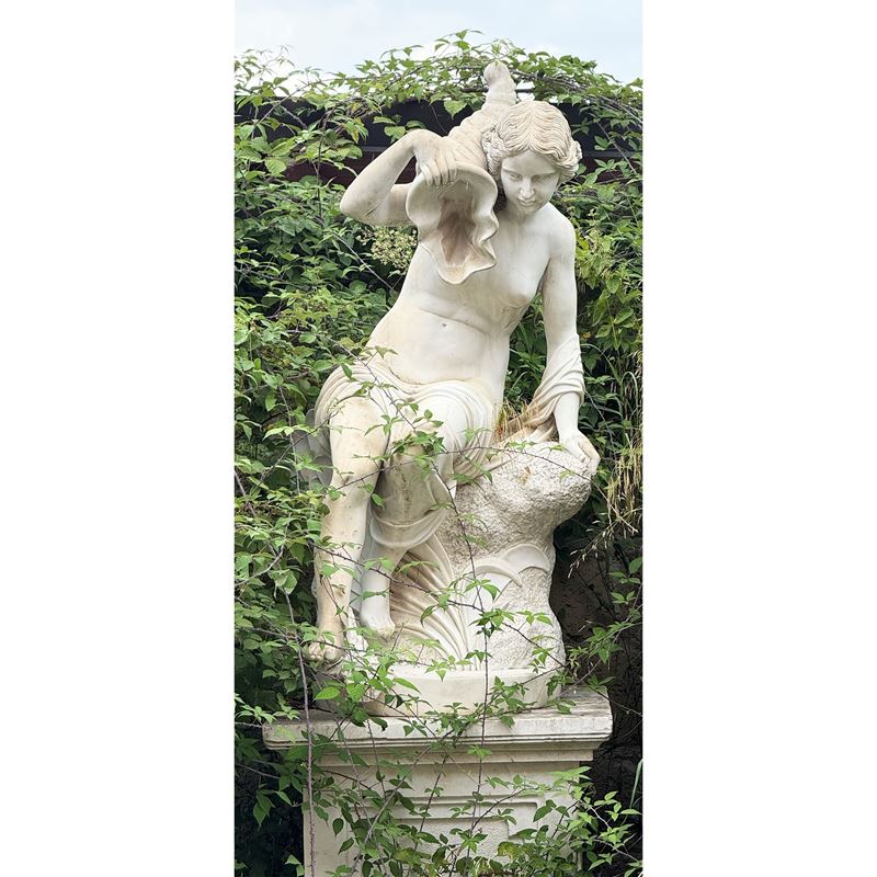 Vestale con cornucopia, scultura in marmo bianco su piedistallo
