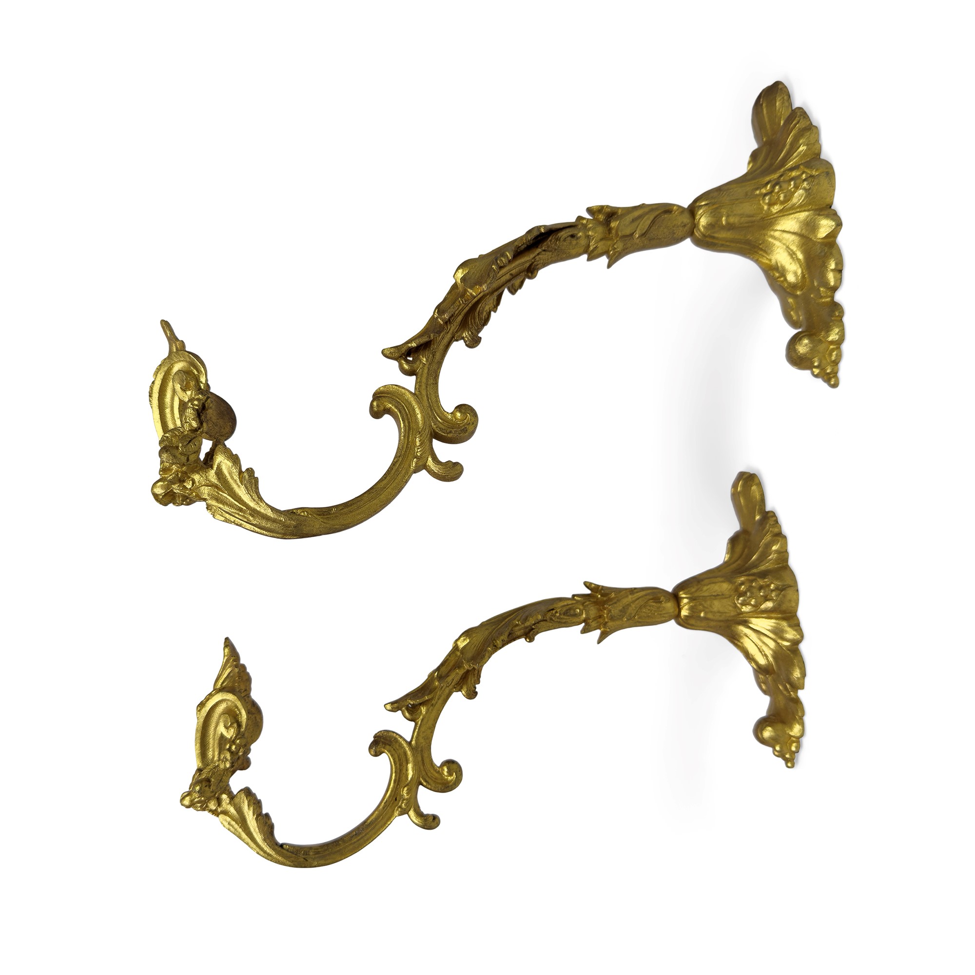 Due coppie di porte embrasse in bronzo dorato con decorazioni a foglie d'alloro