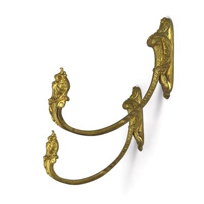 Coppia di porte embrasse in bronzo dorato, braccio arcuato con cartiglio