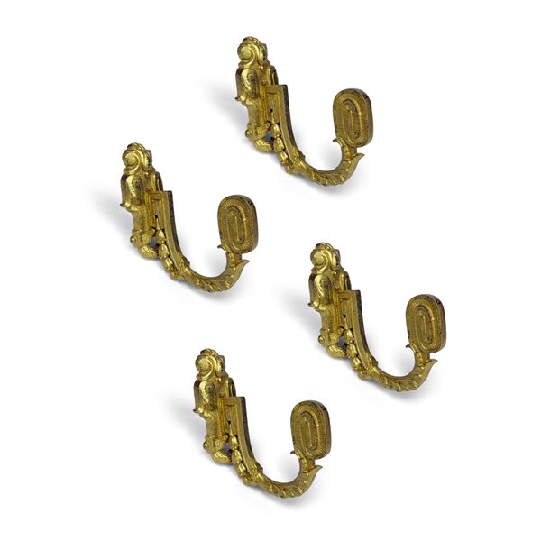 Quattro porte embrasse in bronzo dorato di stile Luigi XVI