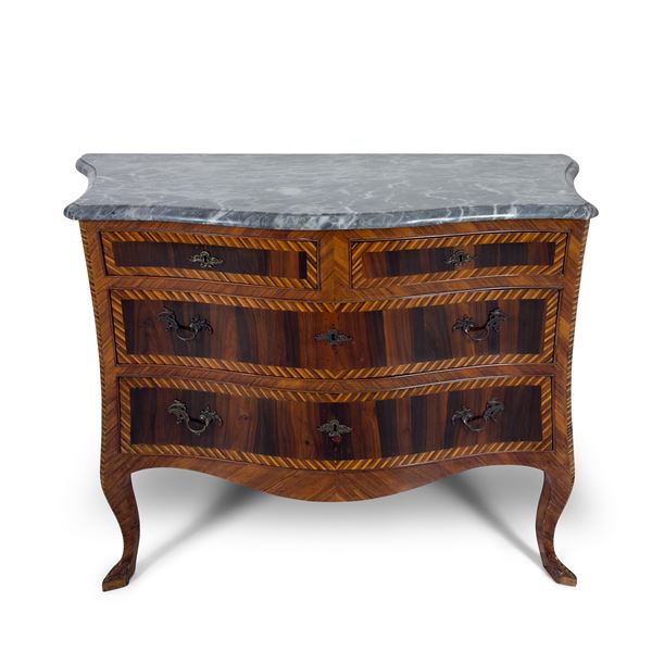 Cassettone a balestra lastronato in legni di varie essenze pregiate, Toscana, XVIII secolo