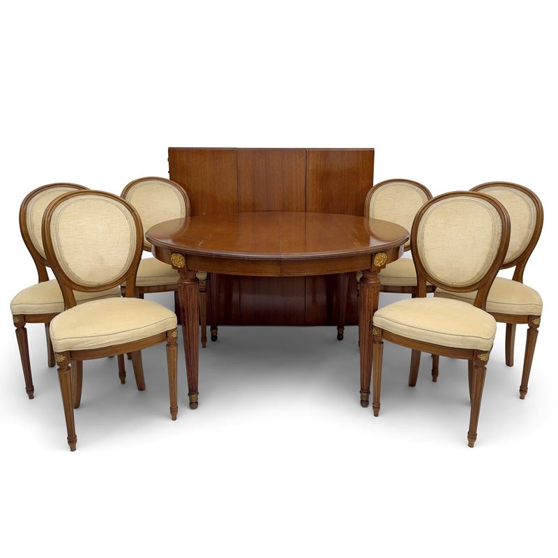 Tavolo impiallacciato in noce UNITO a sei sedie in stile del XVIII secolo