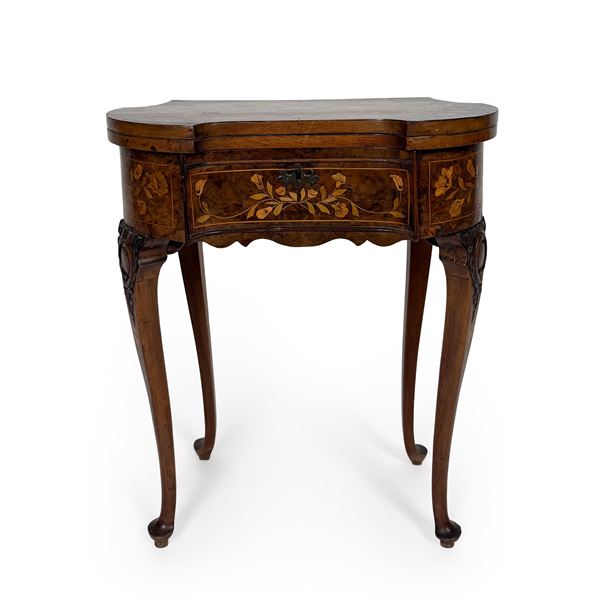 Piccolo tavolo da gioco lastronato in noce, Olanda, XIX secolo