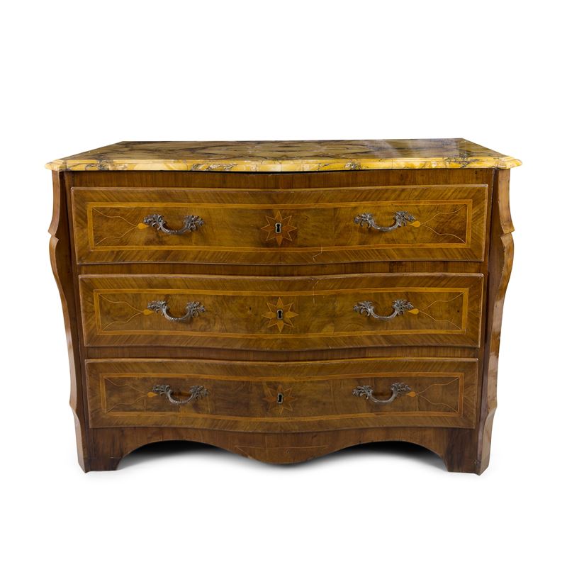 Cassettone lastronato in noce, Napoli, XVIII secolo