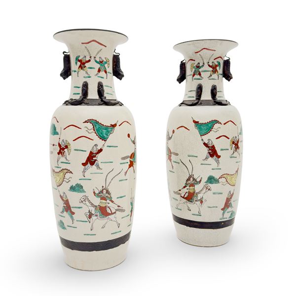 Coppia di vasi in porcellana craquelé a fondo avorio, Arte orientale