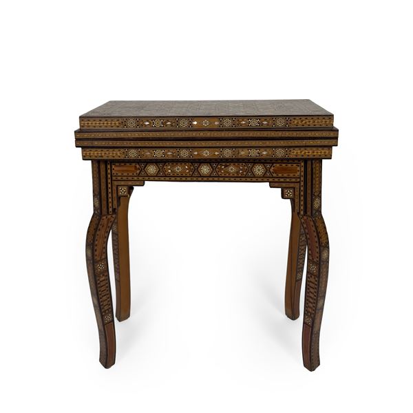 Tavolino da gioco di noce, Arte orientale