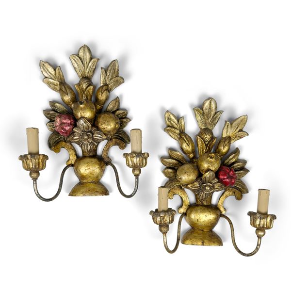 Coppia di appliques in legno dorato e in parte policromo
