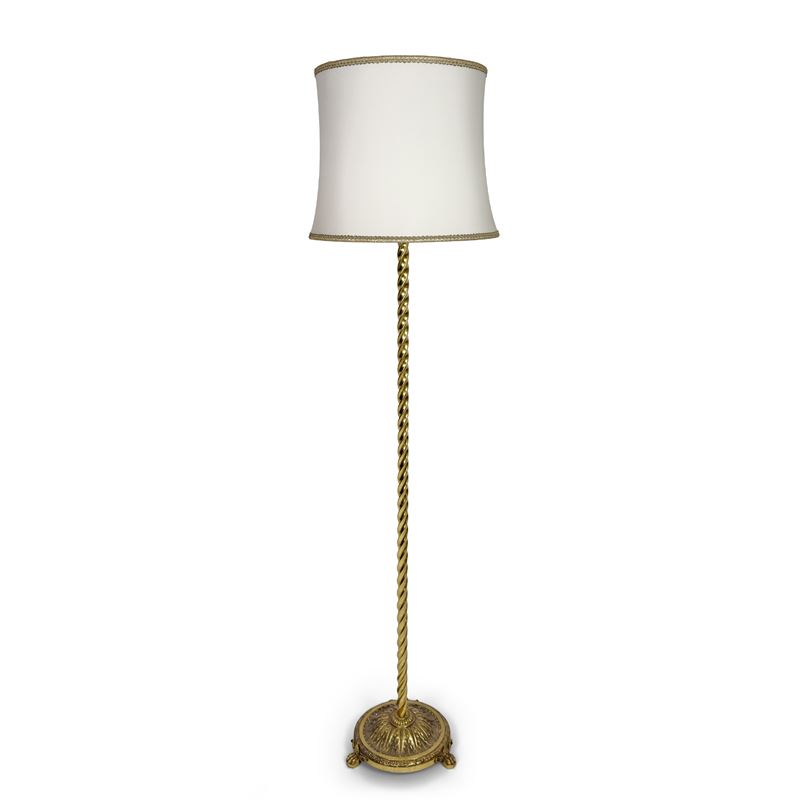 Lume da terra in ottone con stelo a tortiglione e piede circolare cesellato