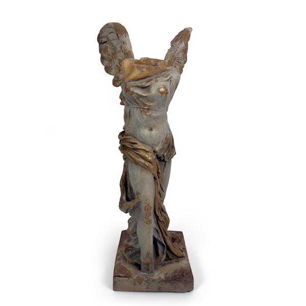 Nike di Samotracia in terracotta a patina bianca, XIX secolo