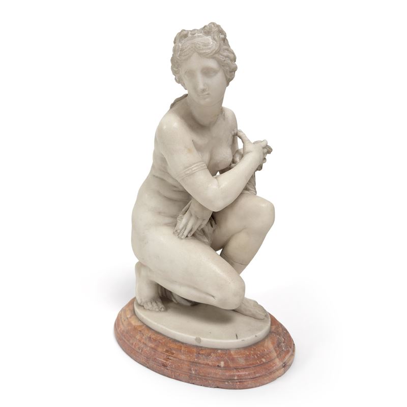 Venere inginocchiata in marmo statuario, XIX secolo