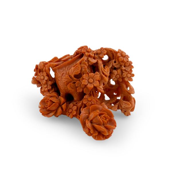 Scultura in corallo raffigurante un vaso traboccante fiori, Arte orientale