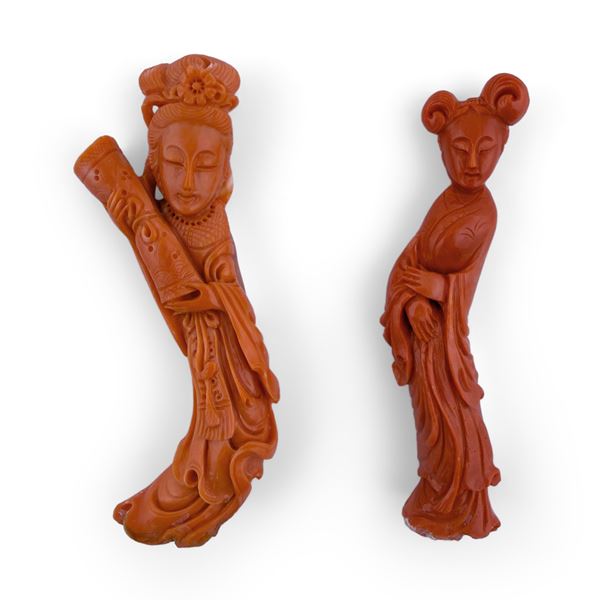 Due sculture in corallo ciascuna raffigurante una Guan-Yin, Arte orientale