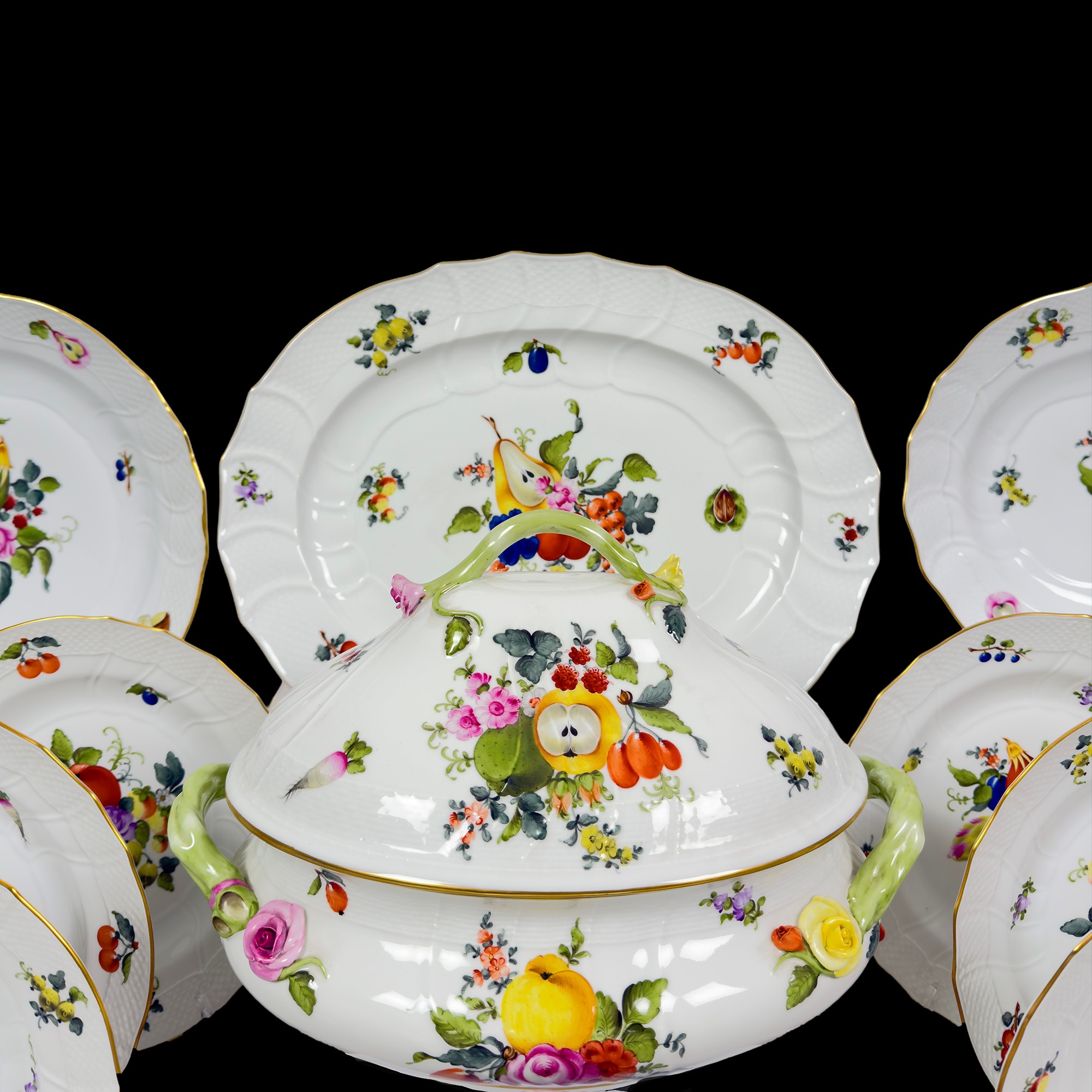 Servizio di piatti in porcellana bianca e policroma, Herend per candida Tupini Napoli