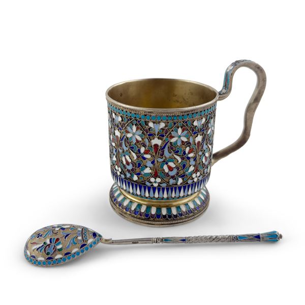 Bicchiere e cucchiaino in argento dorato e smalti policromi, Russia, inizi del XX secolo