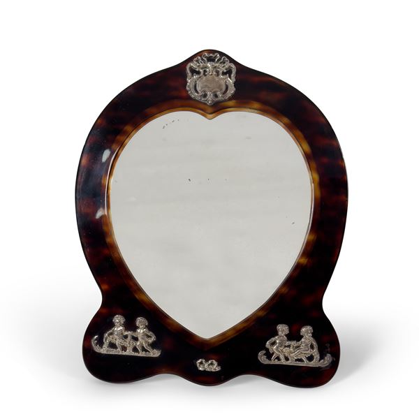 Specchierina da tavolo in tartaruga con applicazioni in argento sterling, Chester. 1901