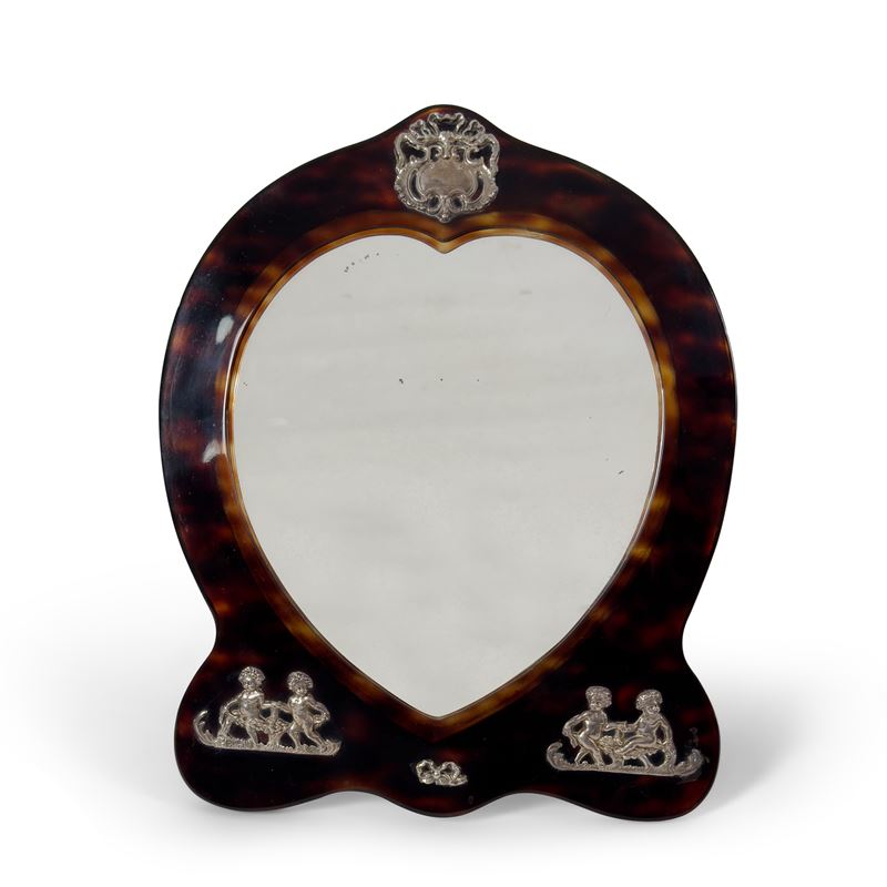 Specchierina da tavolo in tartaruga con applicazioni in argento sterling, Chester. 1901