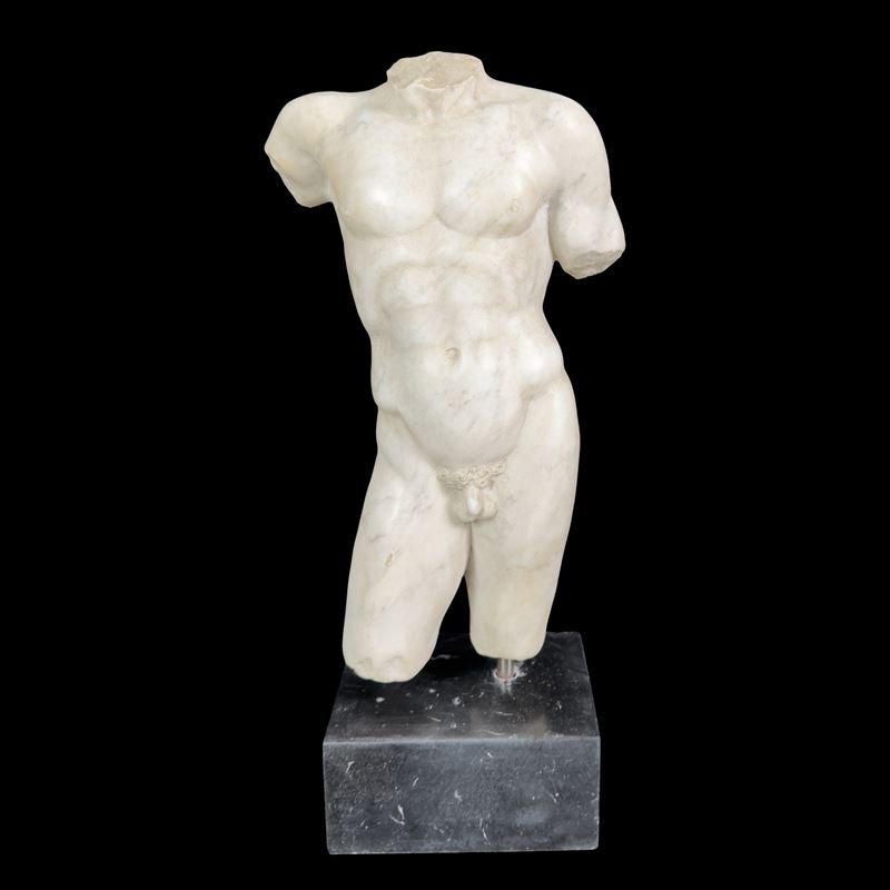 Torso neoclassico su base di marmo nero