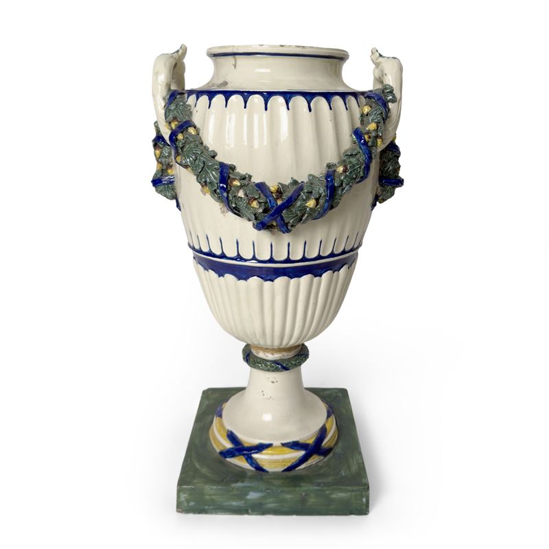 Vaso biansato in ceramica bianca e policroma, Napoli, XIX secolo