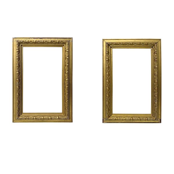 Coppia di cornici modanate in legno dorato, XIX secolo