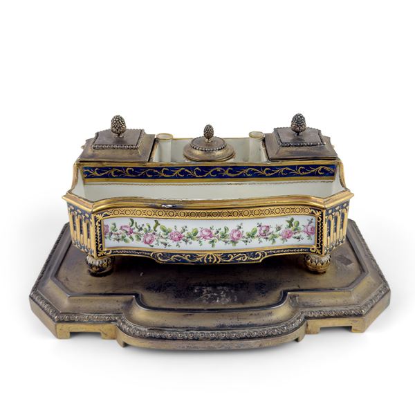 Calamaio in porcellana d'Angouleme, bianca, blu e policroma, Parigi, prima metà del XIX secolo