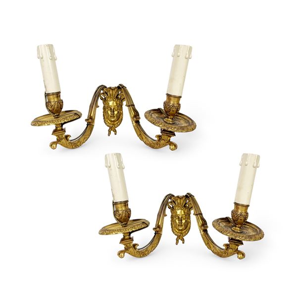 Coppia di appliques a due luci in bronzo dorato, Francia, inizi del XIX secolo