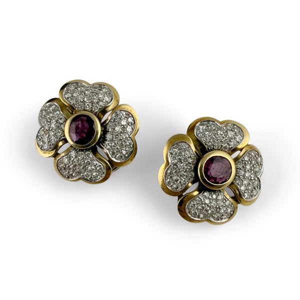 Paio di orecchini in oro 18 Kt., pavé di brillanti e rubini