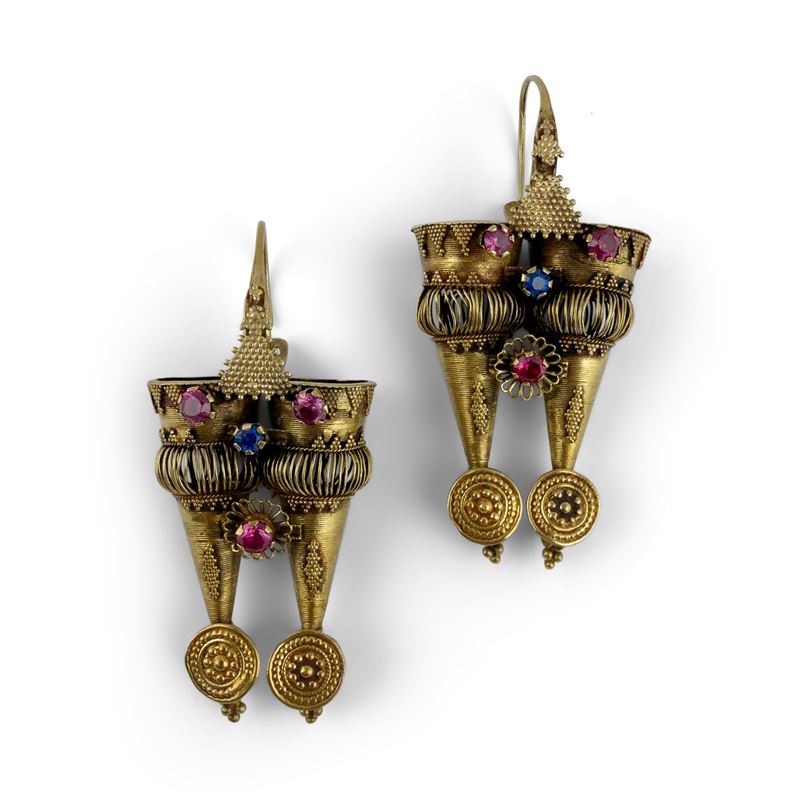 Orecchini pendenti in oro giallo 18kt. e pietre, Kutch, Gujarat, India, fine XIX secolo