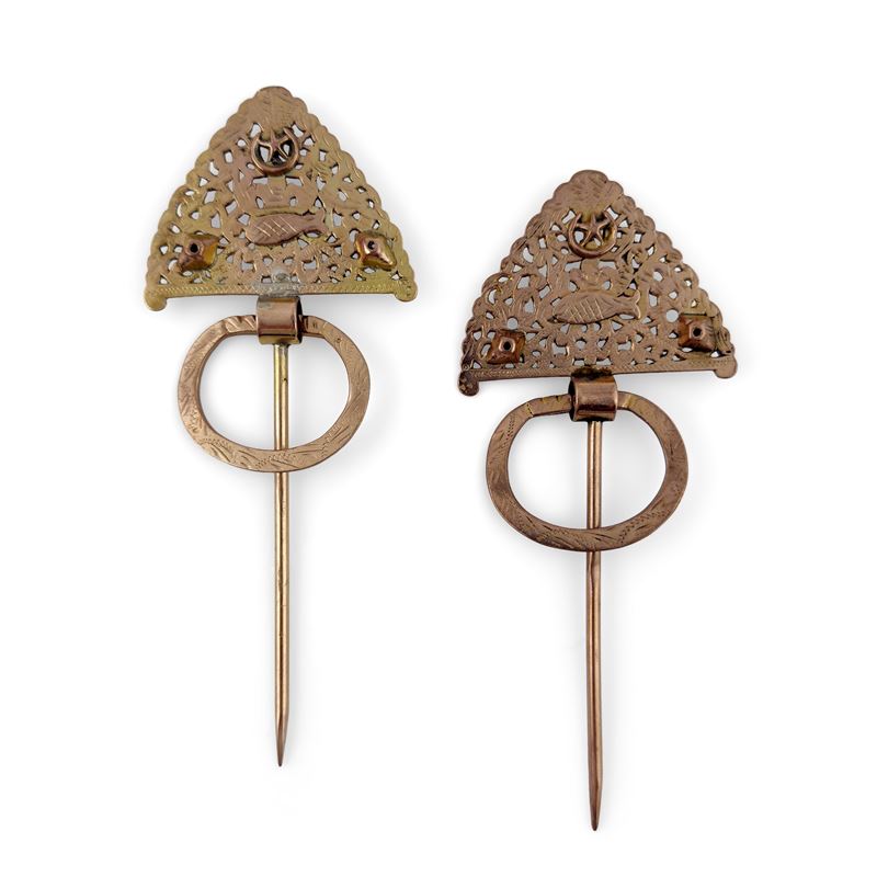 Coppia di fibule berbere in metallo dorato, Marocco