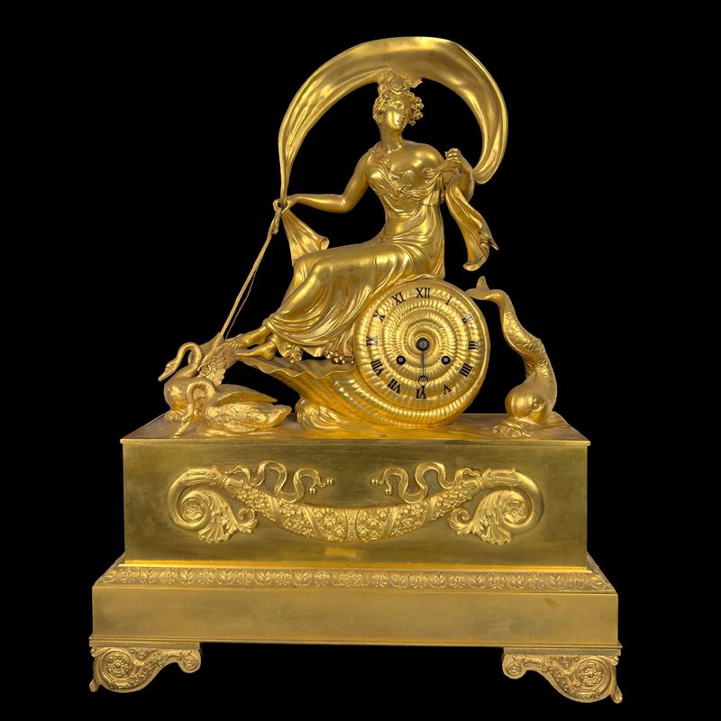 Elegante pendola in bronzo dorato, Francia, primo quarto del XIX secolo