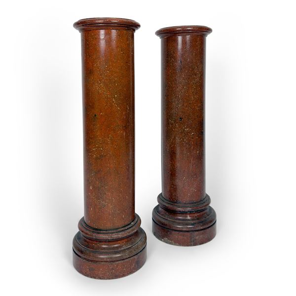 Coppia di colonne in legno laccato a finto porfido