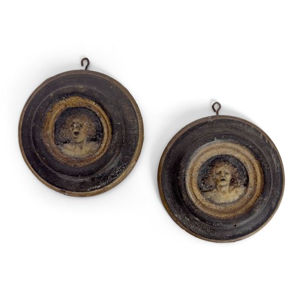 Coppia di piccoli medaglioni in cera policroma, XVIII secolo