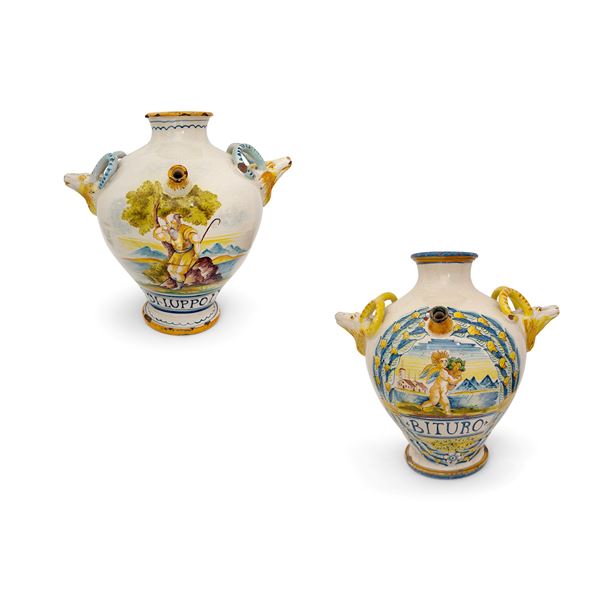Due versatoi in maiolica bianca e policroma