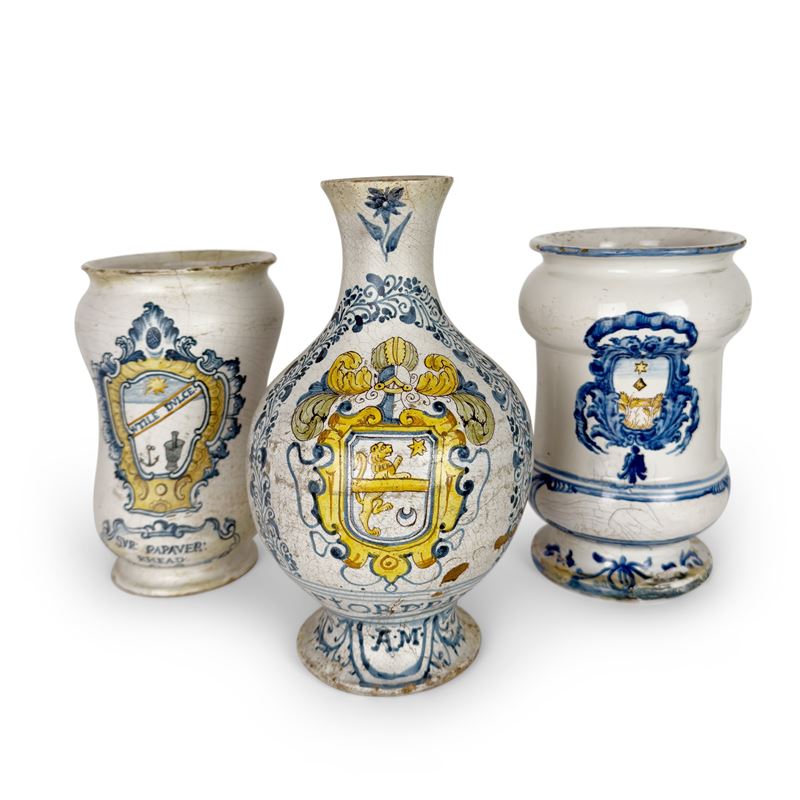 Due albarelli e una bottiglia in maiolica bianca e policroma, Castelli, XVIII secolo