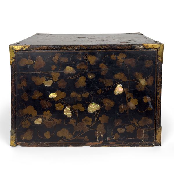 Piccolo stipo con ribalta, Giappone, XIX secolo