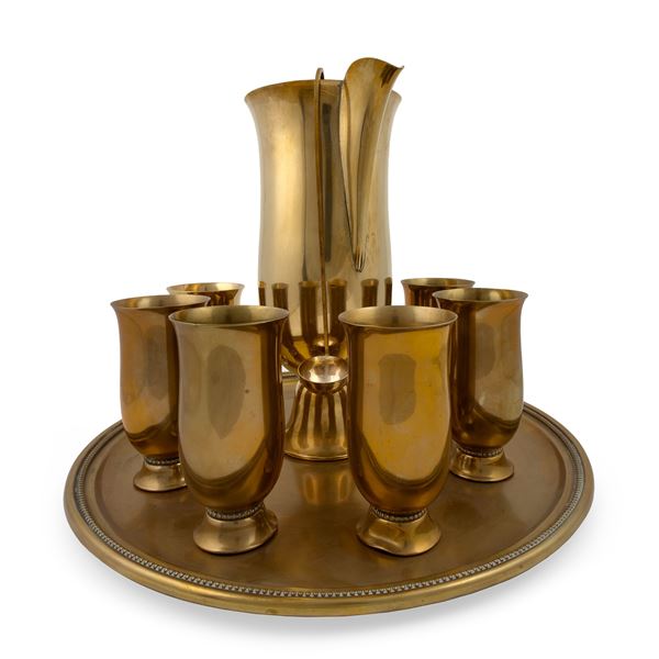 Caraffa con vassoio, sei bicchieri e mestolino in ottone dorato, Art Deco