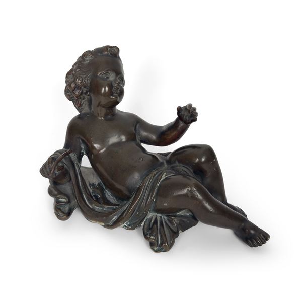 Putto sdraiato in bronzo patinato, XIX secolo