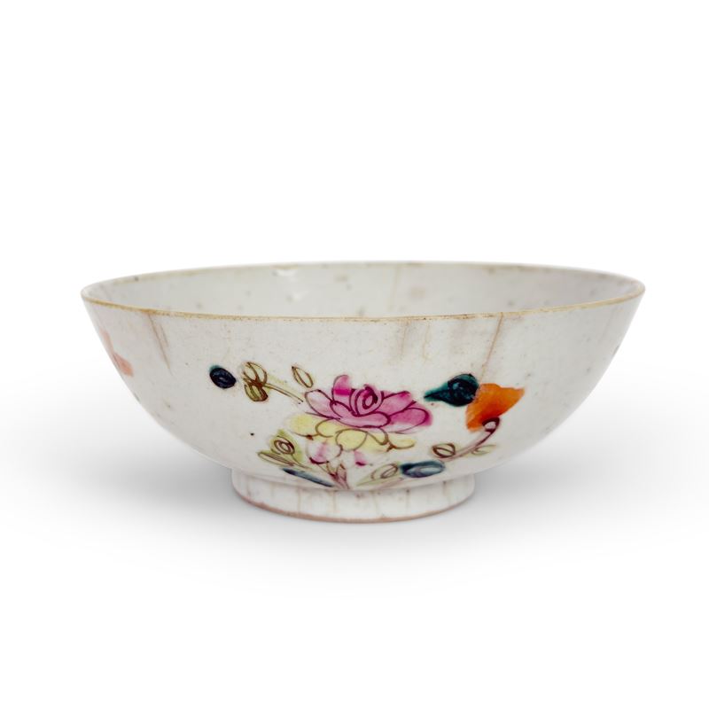 Piccola bowl in porcellana bianca e policroma, Cina, XIX secolo