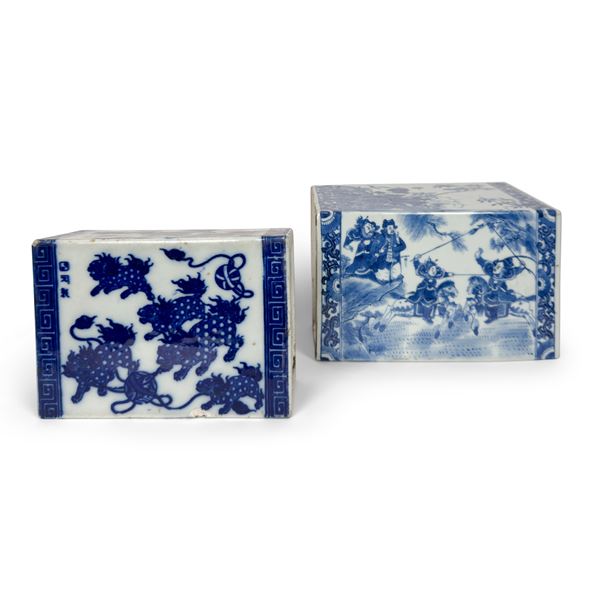 Due cuscini da oppio in porcellana bianca e blu, Cina