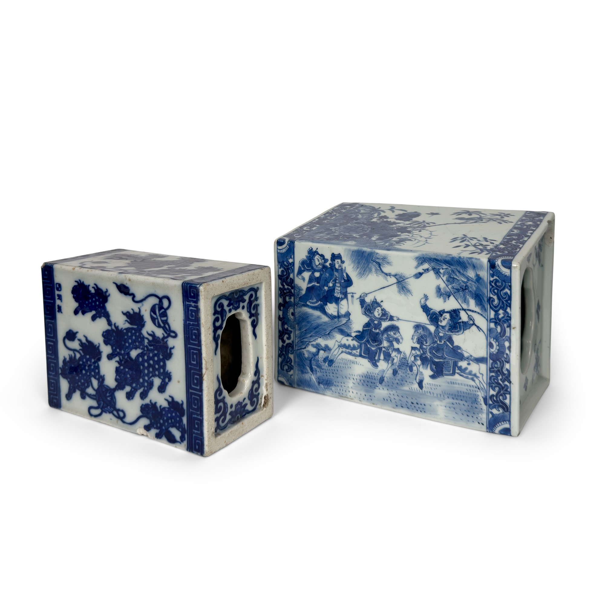 Due cuscini da oppio in porcellana bianca e blu, Cina