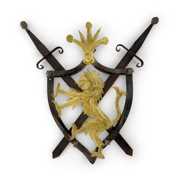 Stemma in ferro battuto in parte dorato