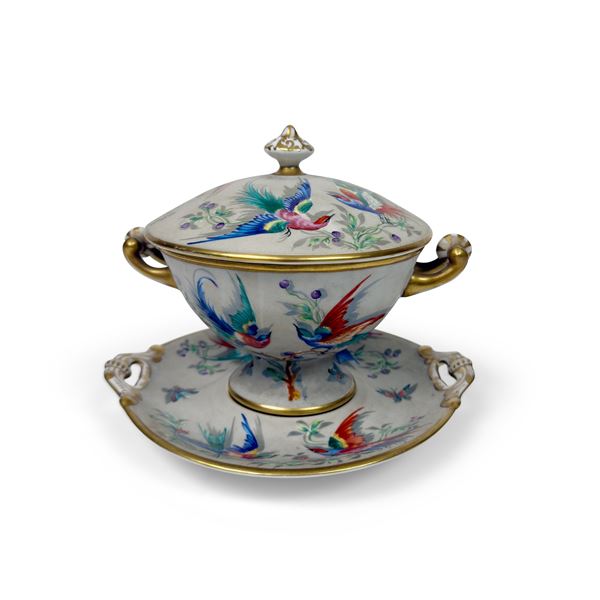 Tazza da puerpera in porcellana a fondo grigio, policroma e dorata, parigi, Le Tallec, XX secolo