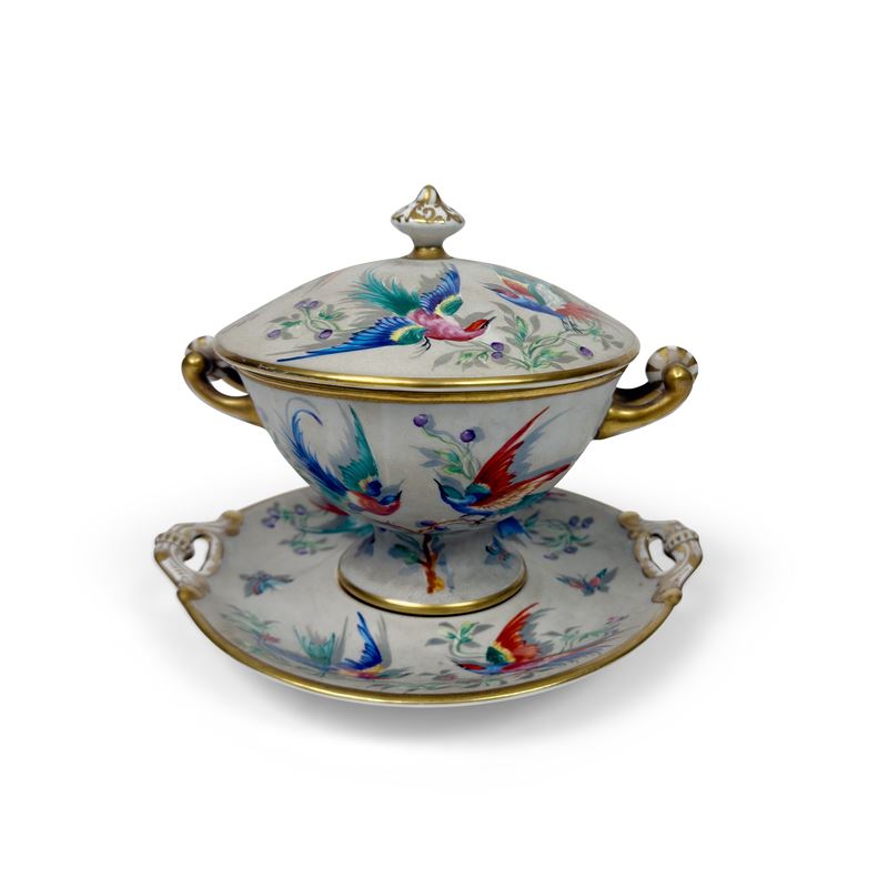 Tazza da puerpera in porcellana a fondo grigio, policroma e dorata, parigi, Le Tallec, XX secolo