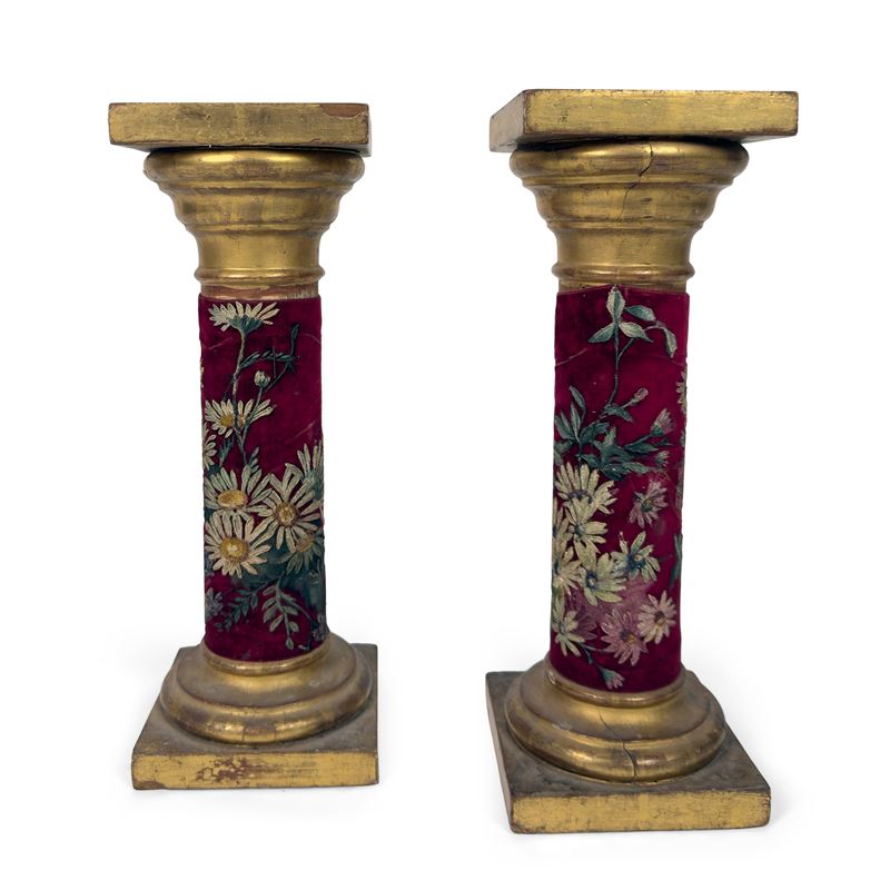 Coppia di colonnine in legno dorato, inizi del XX secolo, h. 43 cm
