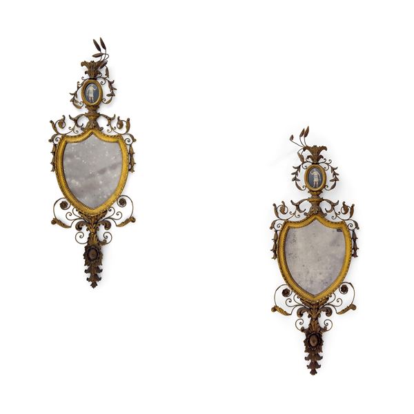 Coppia di eleganti specchiere a scudo in legno dorato, XIX secolo