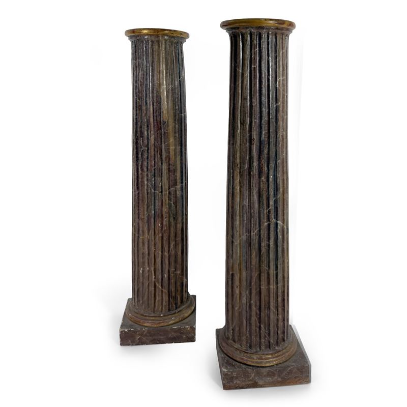 Coppia di colonne da muro in legno laccato a finto marmo, XVIII secolo