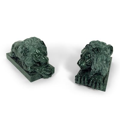 Coppia di leoni accovacciati, marmo verde, cm 30x57x22